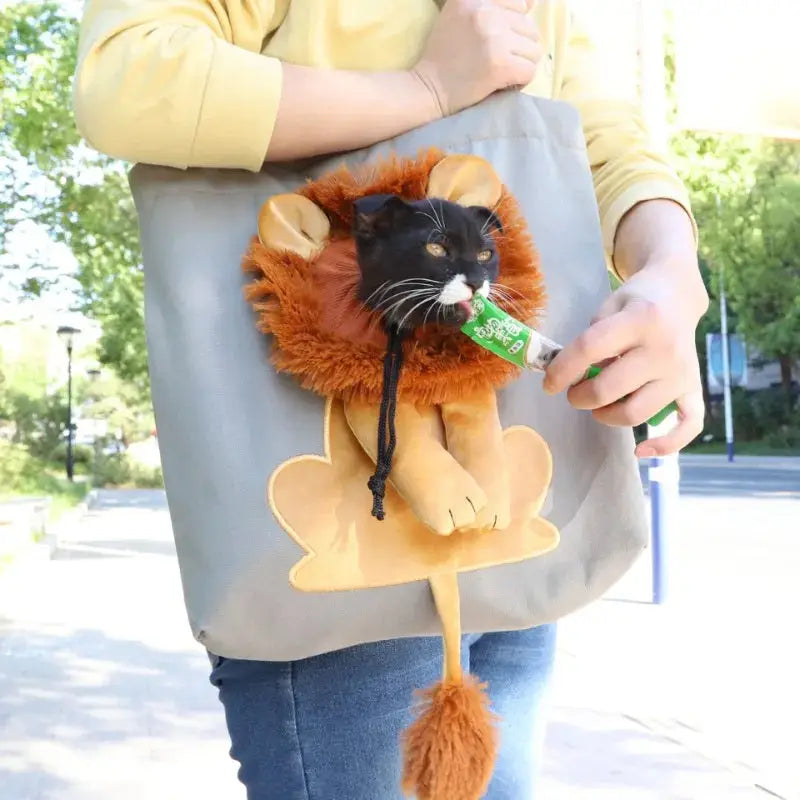 Travel-friendly Lion Cat Shoulder Bag – Lightweight, fashionable, and cozy pet carrier for cats